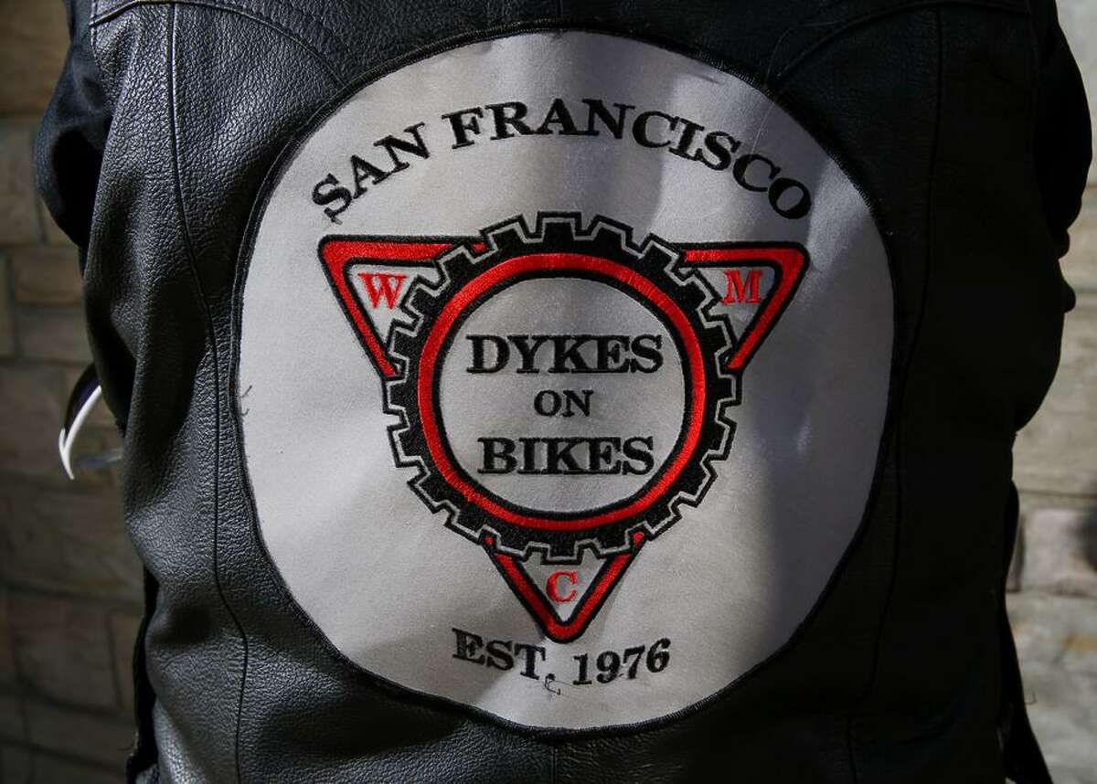 希拉·马龙,骑单车的堤坝的名誉成员住在洛杉矶,她穿着背心的摩托车俱乐部的徽章。