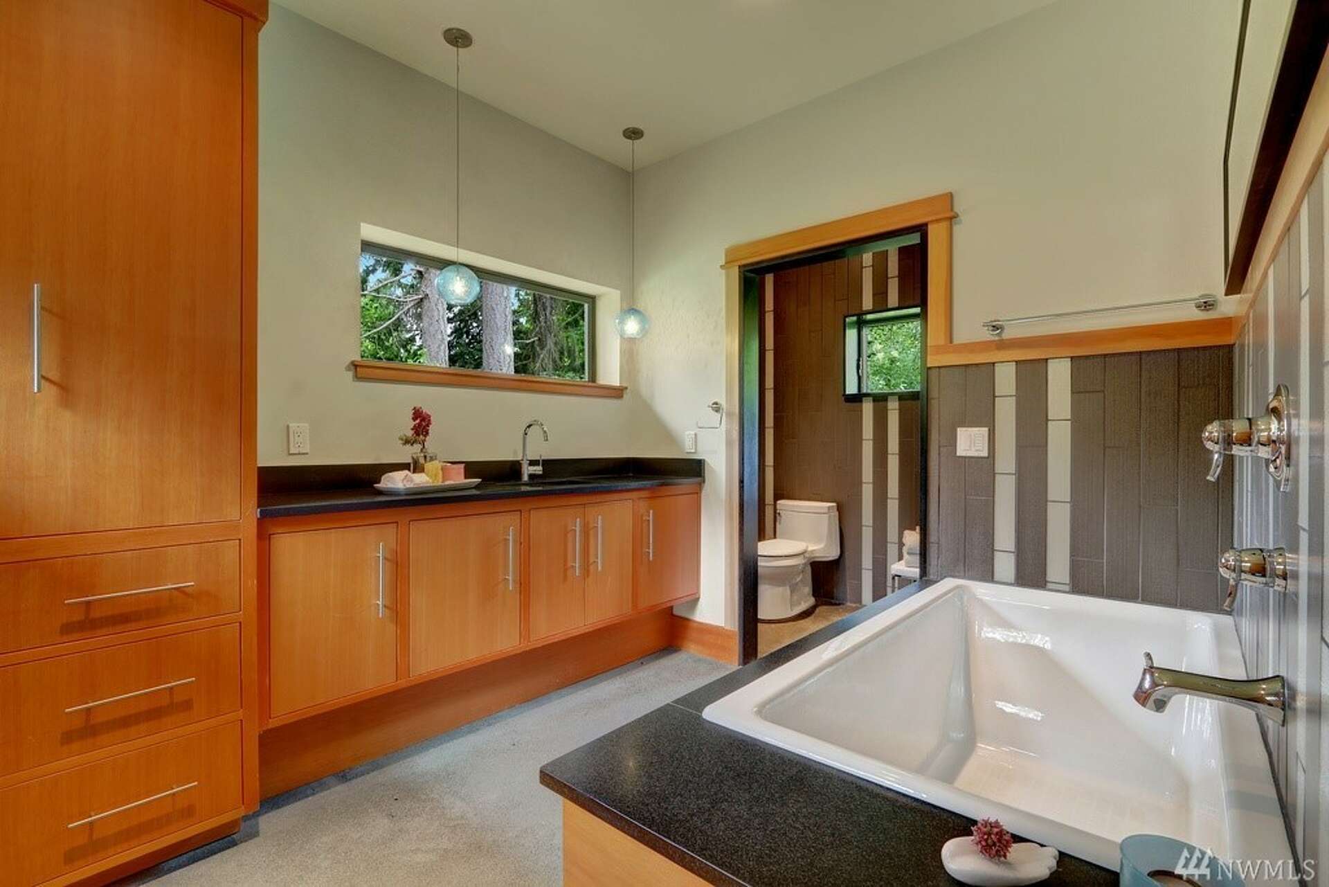 What's The Deal Behind A Northwest Contemporary? Let This Bainbridge ...