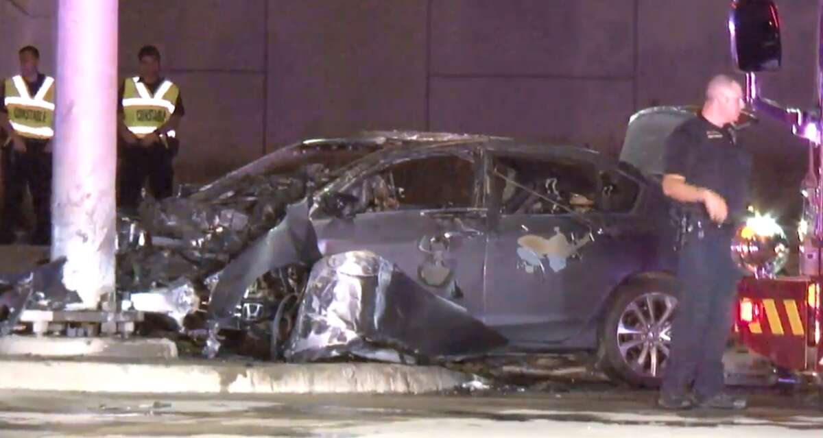 One Dead After Car Crashes Into Pole During 100 Mph Chase Police Say 4519