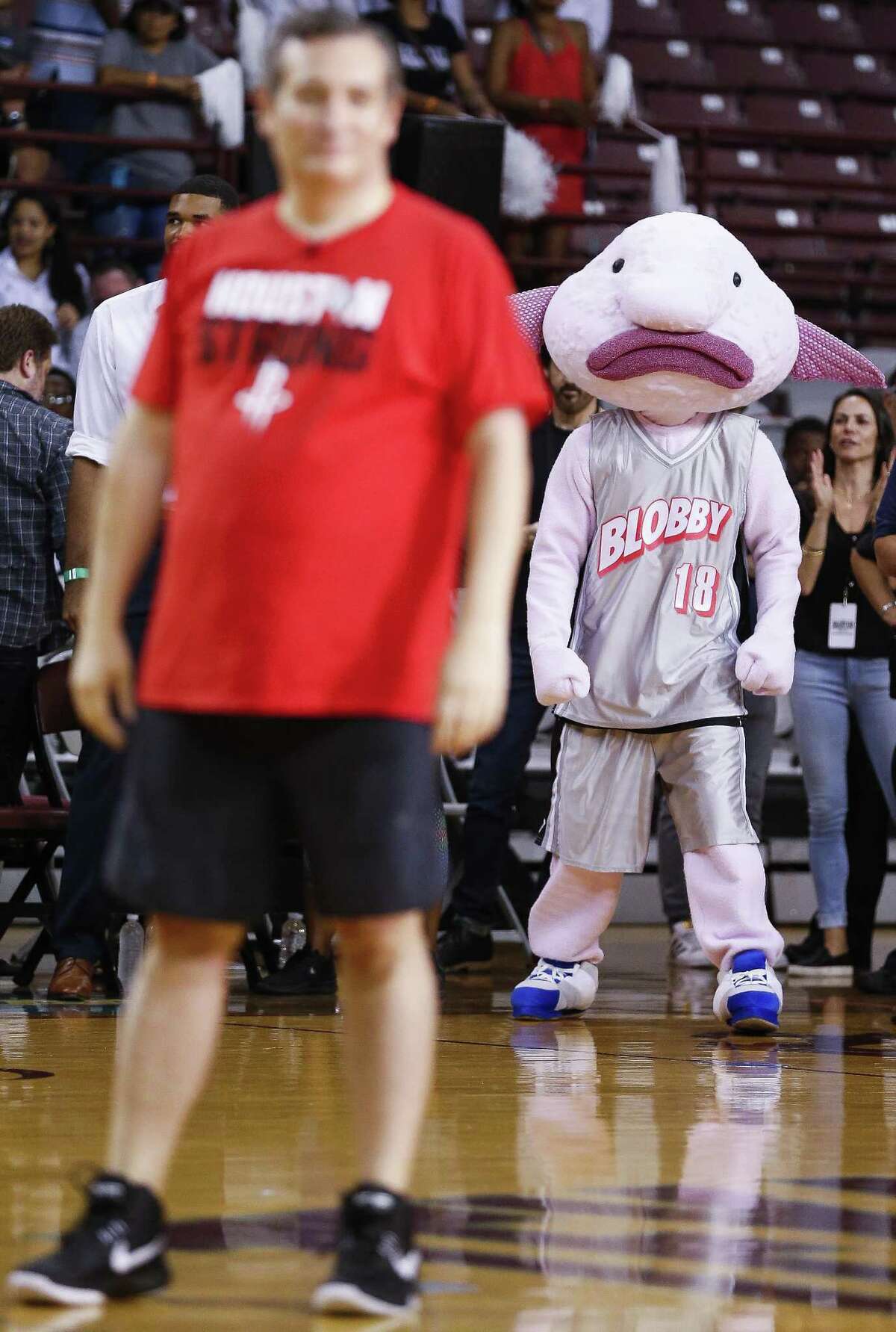 Cruz edges out Kimmel in charity basketball game in Houston