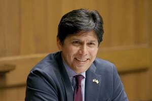Notebook: Things go from bad to worse for Sen. Kevin de León