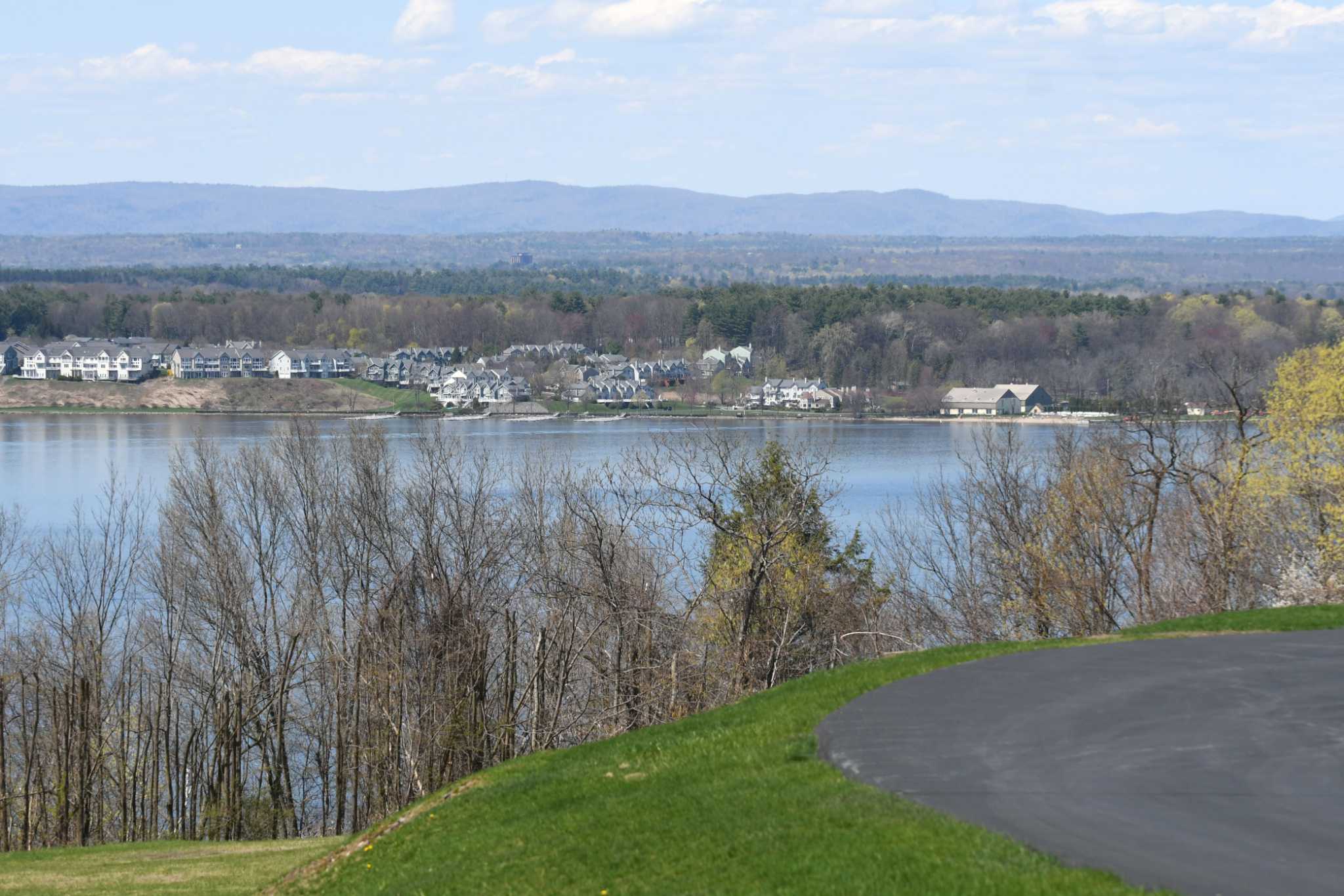 8 rescued after boat sinks on Saratoga Lake