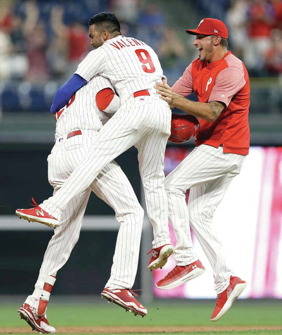 Matt Carpenter, wild pitch help Cardinals beat Phillies 