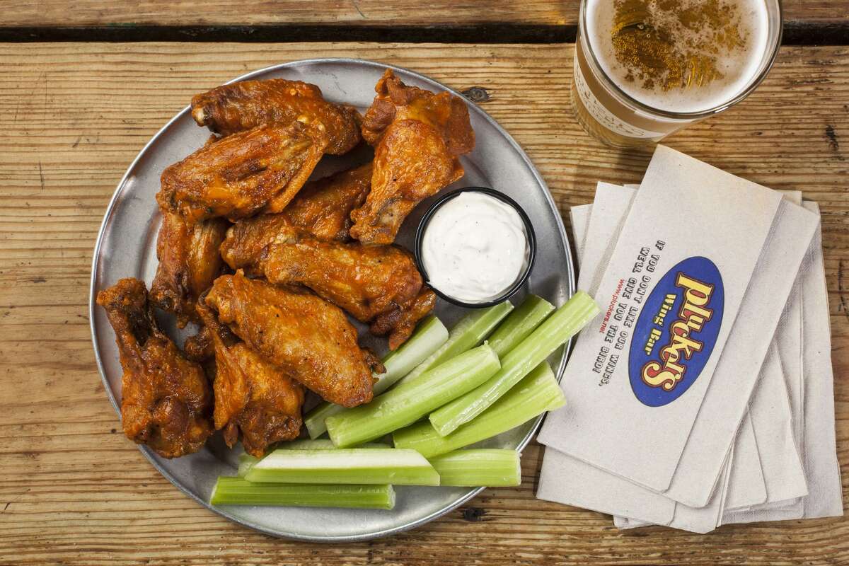 The 10-piece wing plate at Pluckers Wing Bar