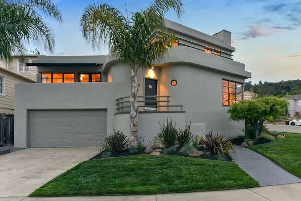 Walk Through Oakland Art Deco Enjoys Tiered Backyard With