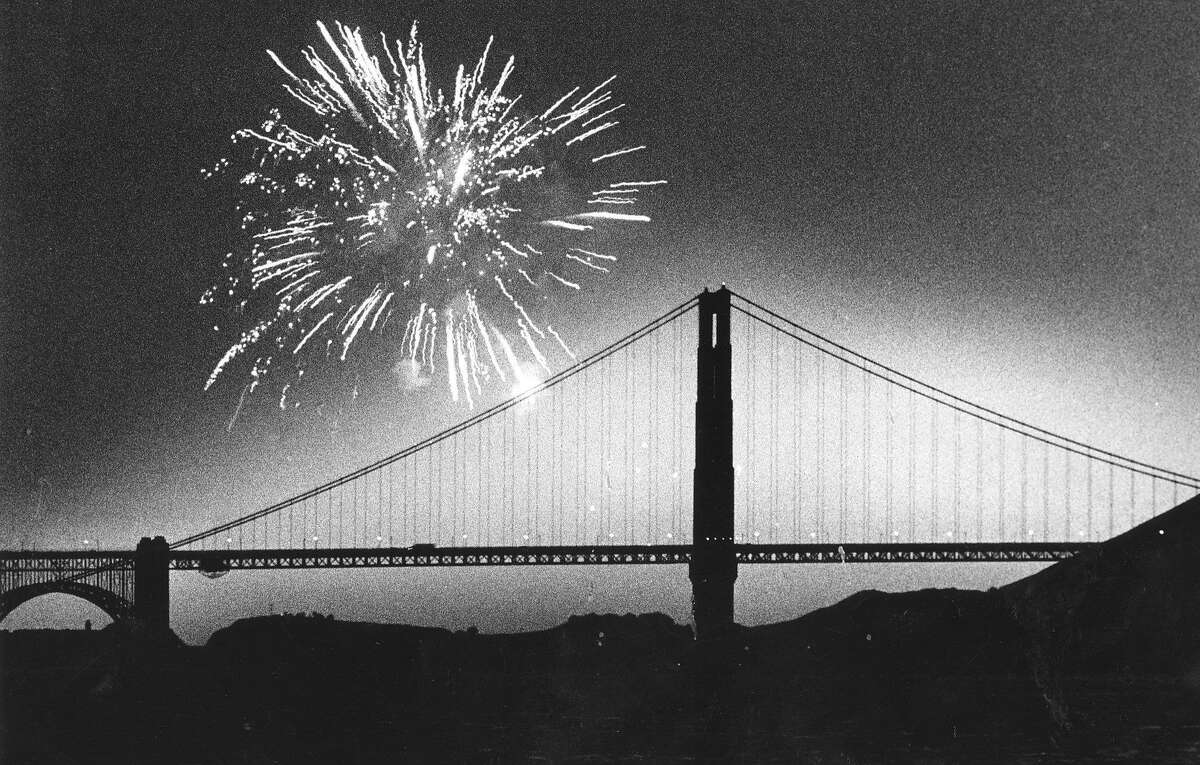 Crissy Field上空的烟花，背景是金门大桥，1980年7月4日照片刊登于1980年07/05/1980,P. 10早期版