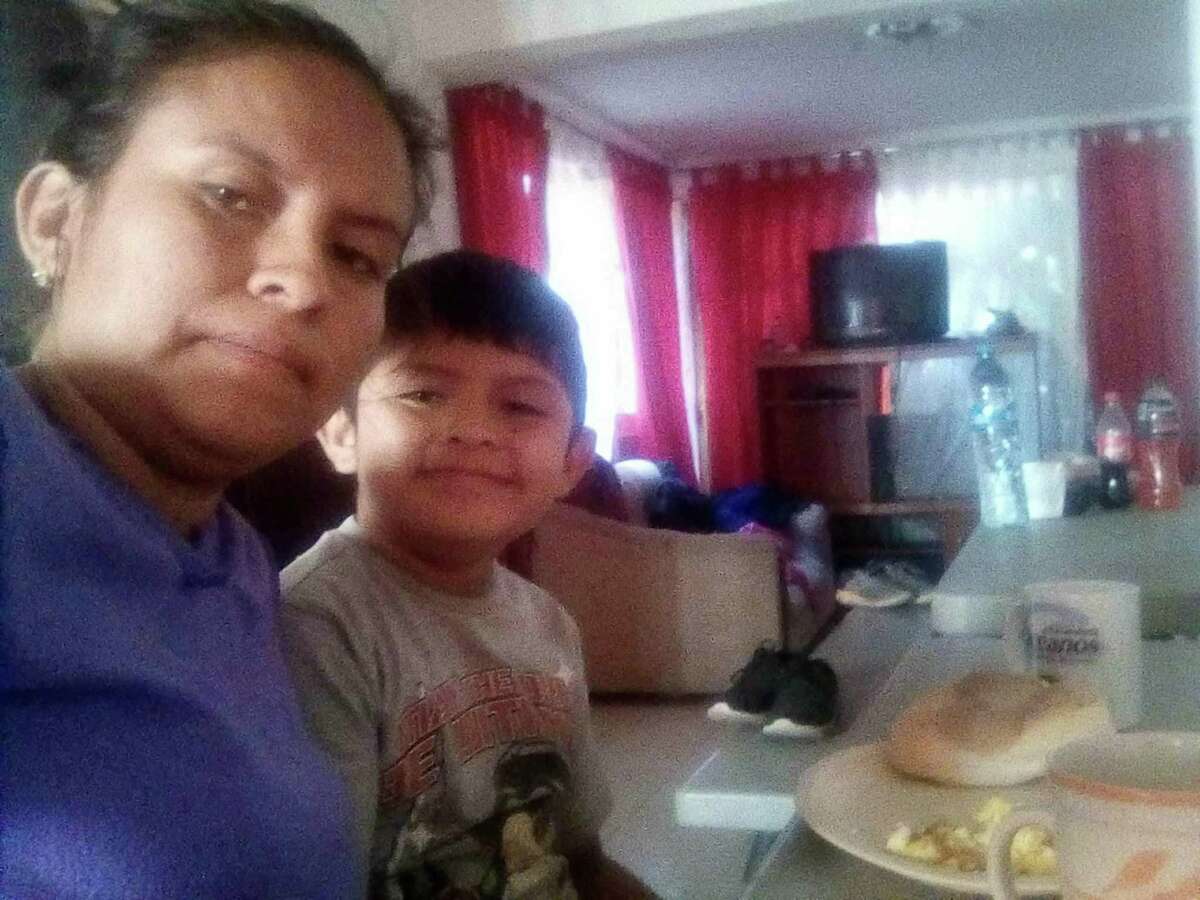 En esta selfie tomada en México en mayo de 2018, la salvadoreña Blanca Orantes López posa con su hijo Abel Alexander. Orantes dice que no ha podido hablar con su hijo desde hace un mes, cuando le fue quitado en la frontera con Estados Unidos.