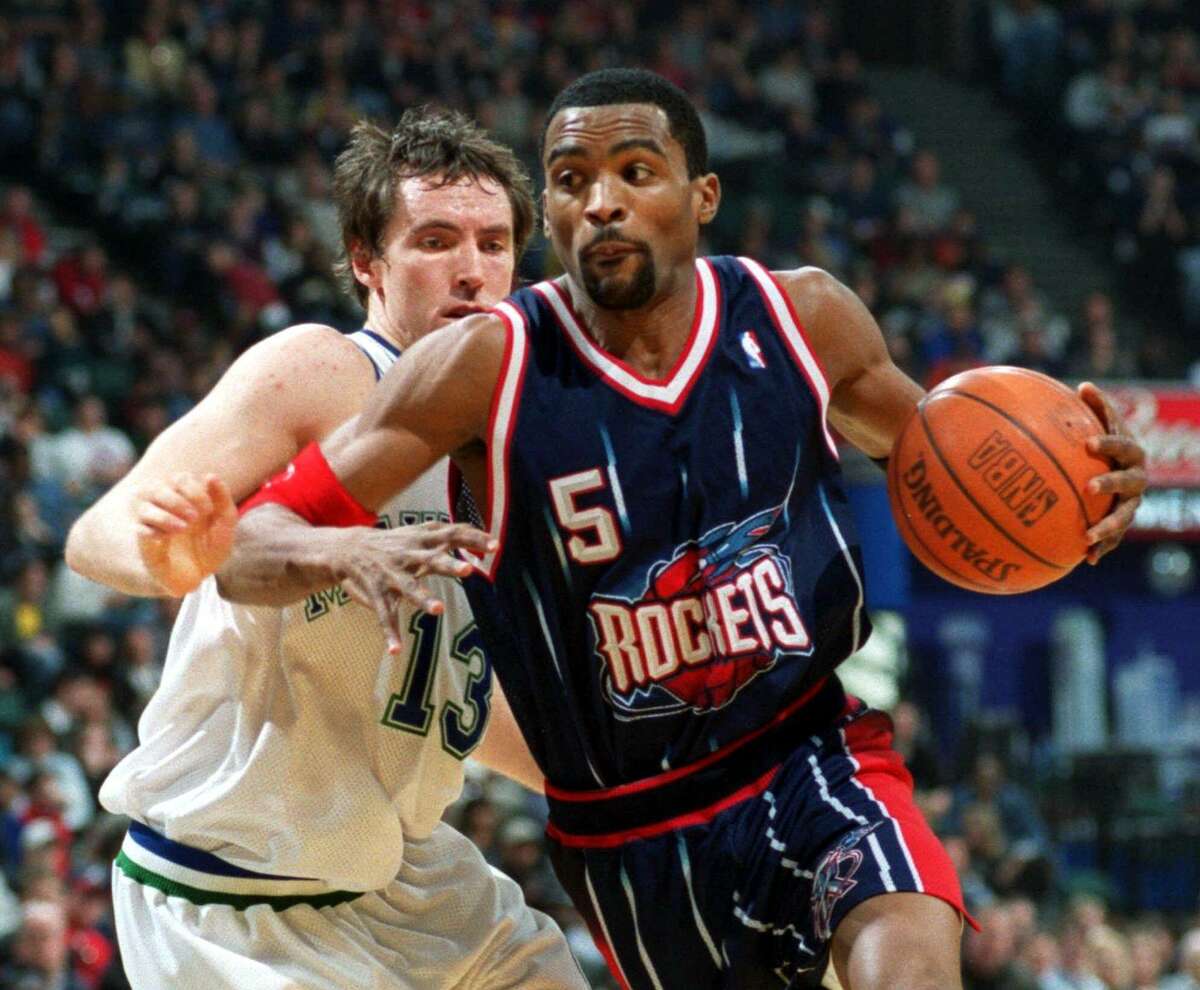 Houston Rockets Cuttino Mobley cuts past Dallas Mavericks Steve Nash during Saturday afternoon's game at Reunion Arena in Dallas, Texas on Saturday, December 30, 2000. (DA) AP PL KD 2000 (Horiz) (mvw)KRT PHOTO BY MILTON HINNANT/DALLAS MORNING NEWS (FORT WORTH OUT) (December 30)