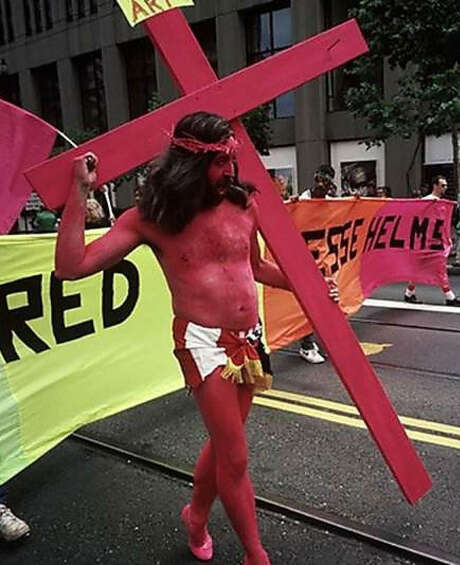 1990年，吉尔伯特·贝克(Gilbert Baker)在同性恋骄傲庆典上扮演“粉红耶稣”。他把自己喷成粉红色，并成为“艺术烈士”，以抗议美国参议员杰西·赫尔姆斯(Jesse Helms)试图撤资美国国家艺术基金会。