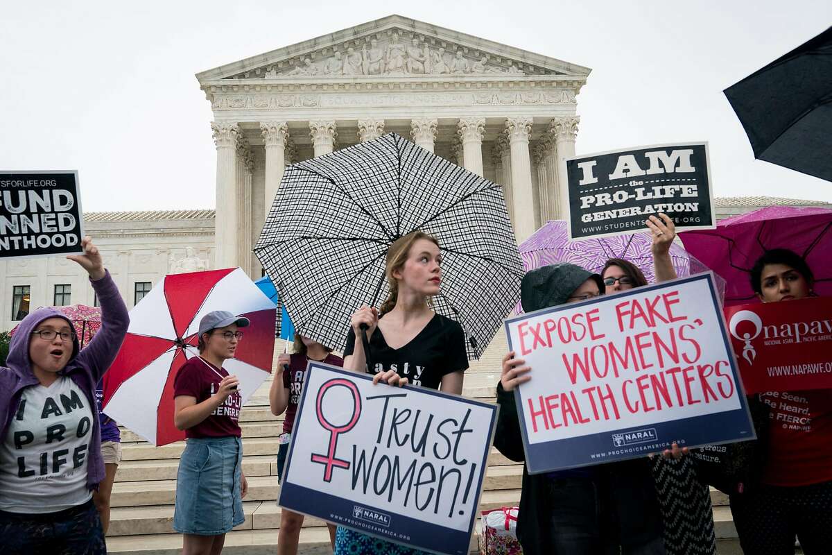 Anti-abortion and abortion-rights activists demonstrate outside the U.S. Supreme Court in Washington, June 22, 2018. (Erin Schaff/The New York Times)