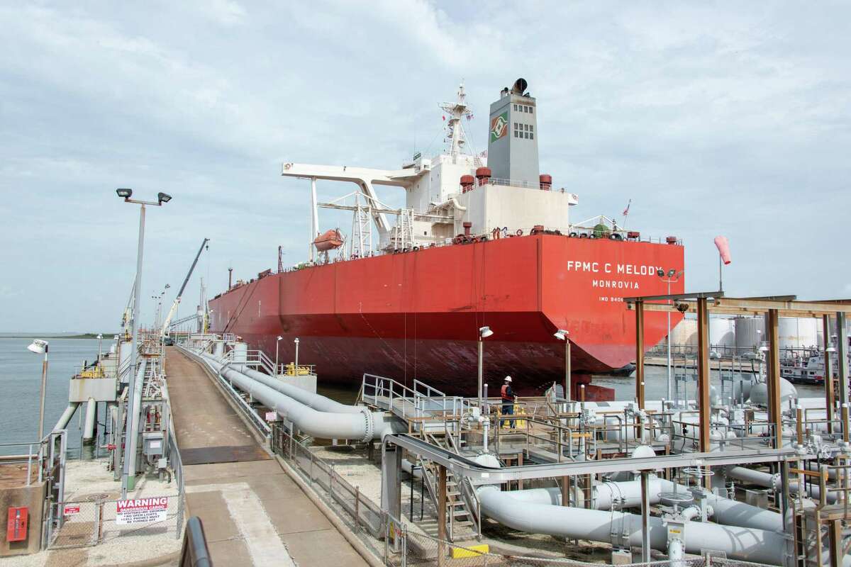 Tight squeeze Supersized crude carrier calls on Texas City port