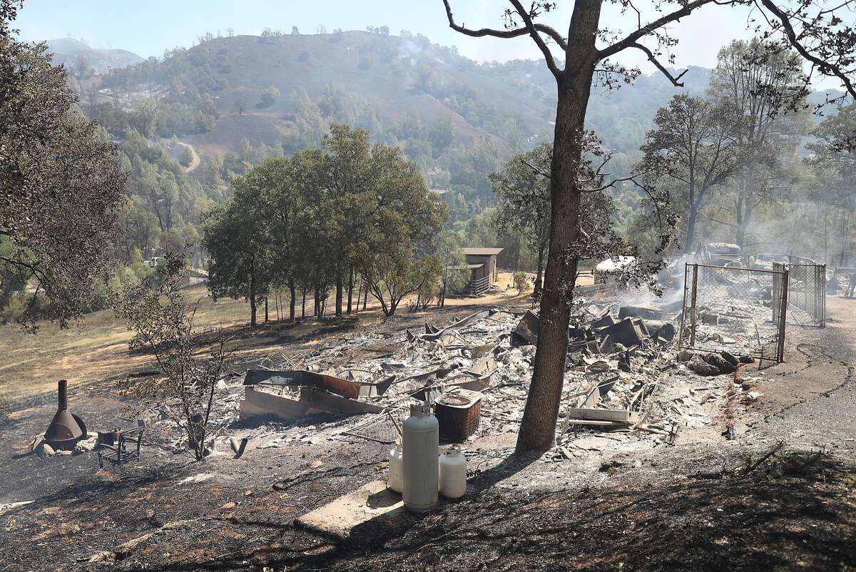 Wildfire forces thousands to evacuate in Lake County