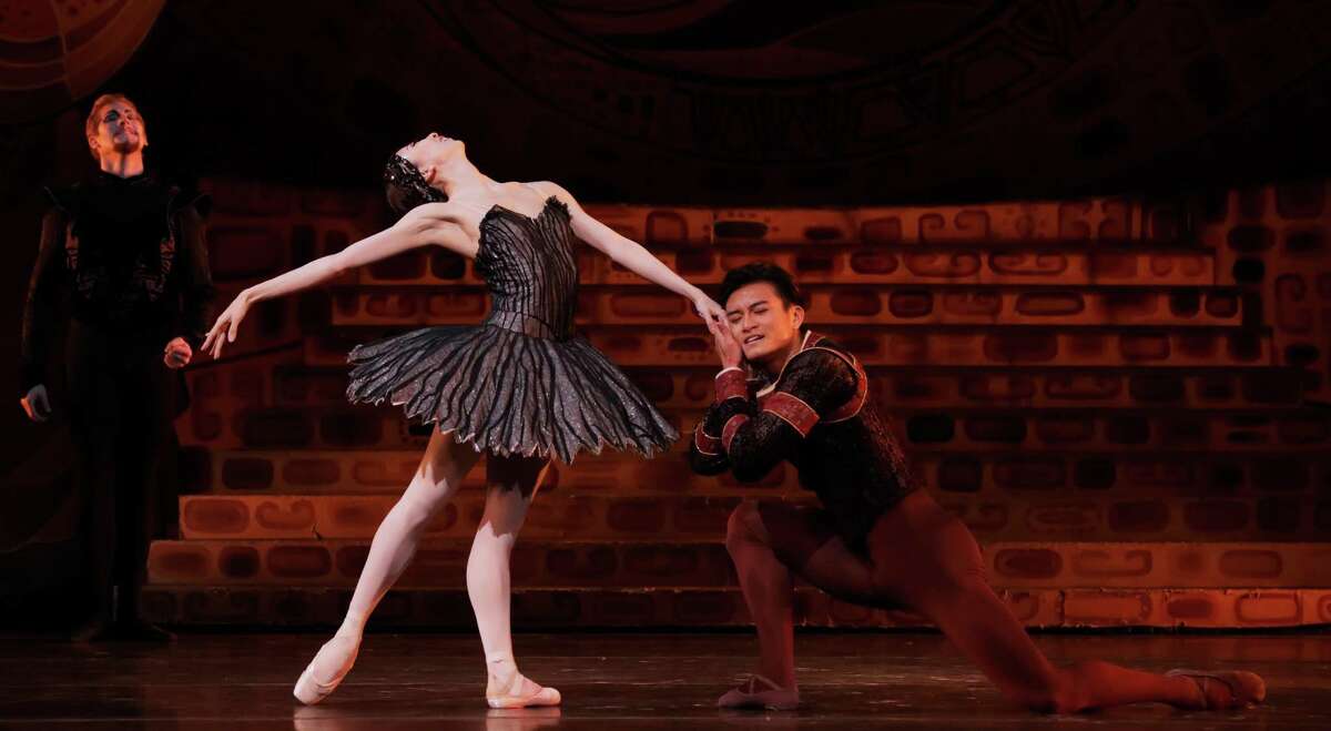Review: 'Swan Lake' a end to Ballet's season