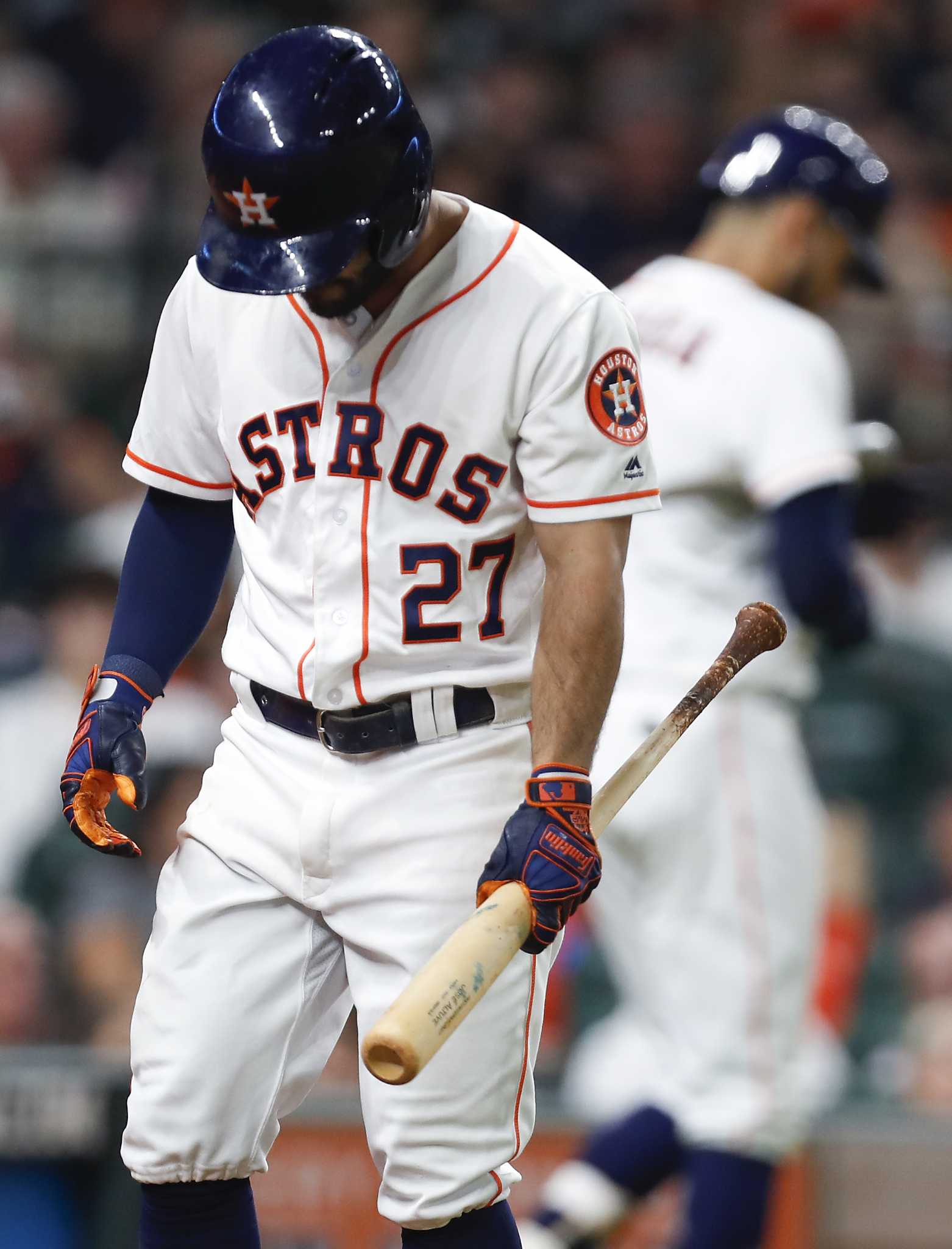 Astros' Alex Bregman shaves his mustache mid-game