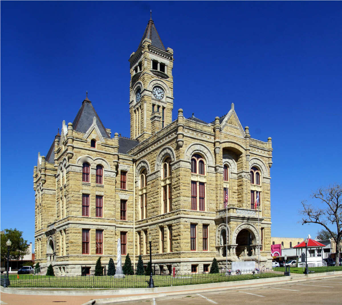 29 Historic Texas courthouses that look like castles
