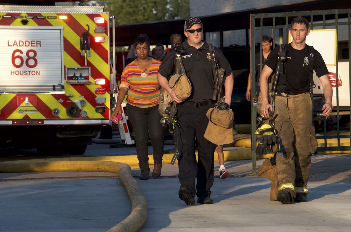 Woman injured in southwest Houston apartment fire