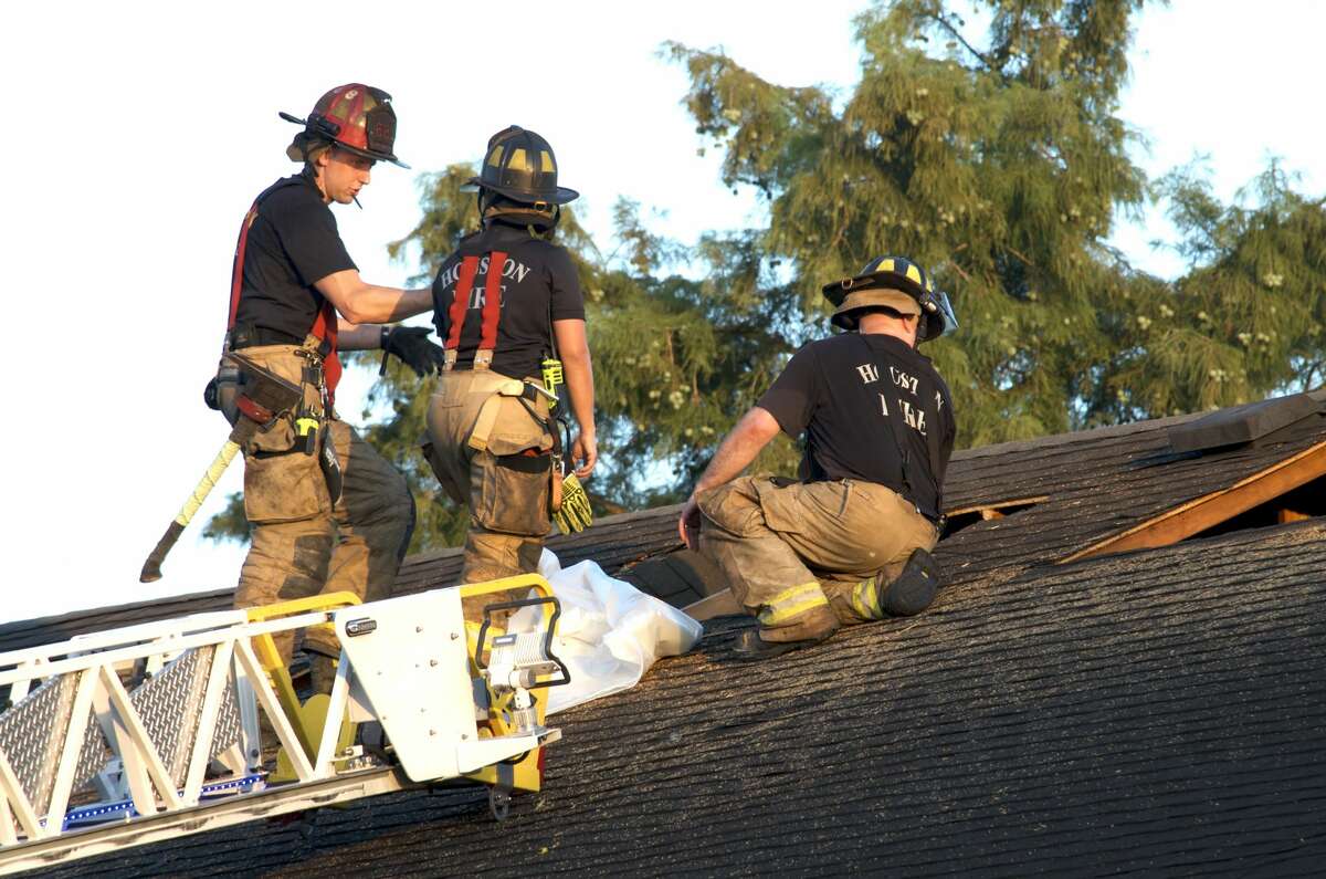 Woman injured in southwest Houston apartment fire