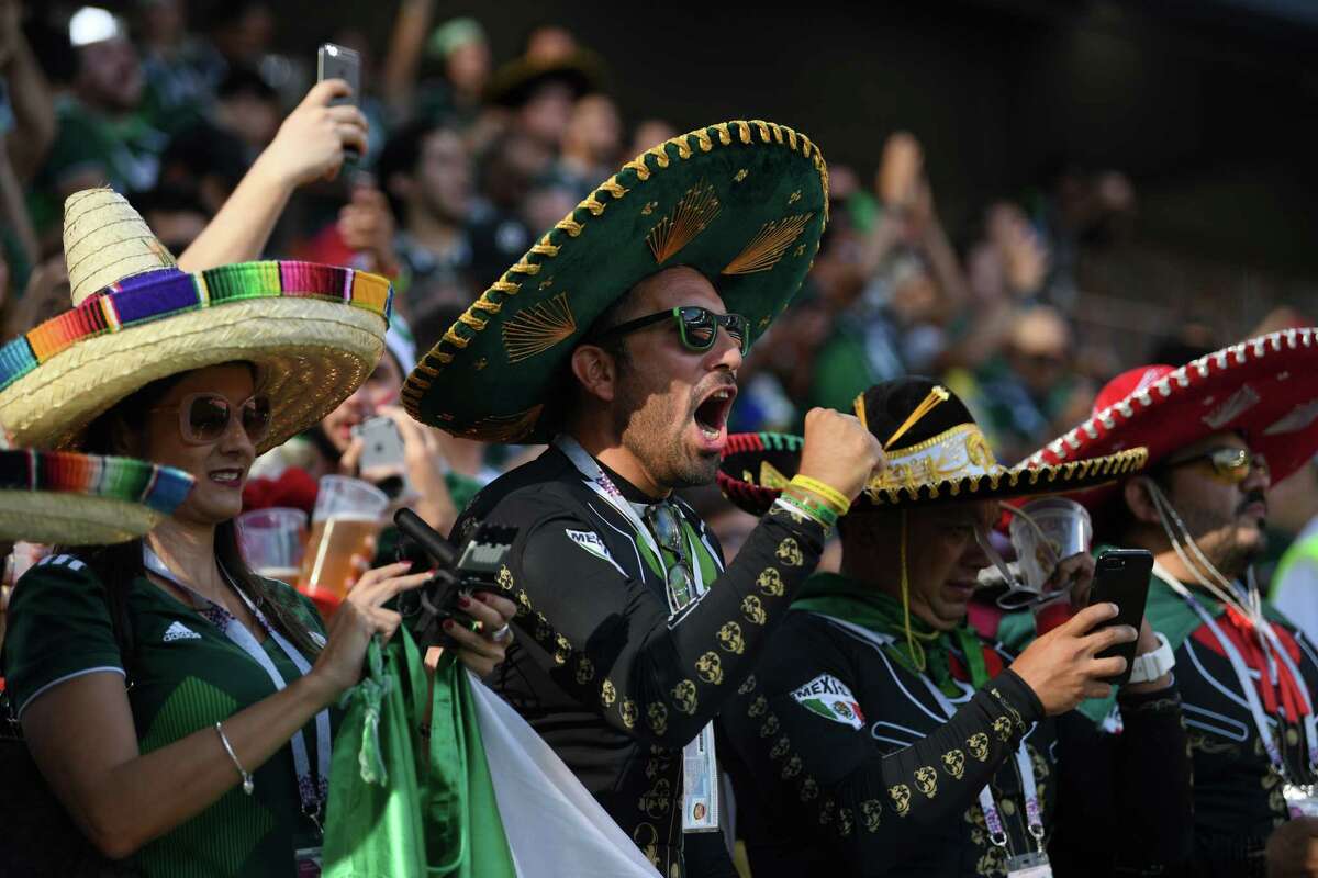 Люди в балаклавах на улицах москвы. Оазис канкун мексика. Mexico football 2020. День мертвых в мексике картинки. Мексика 27.