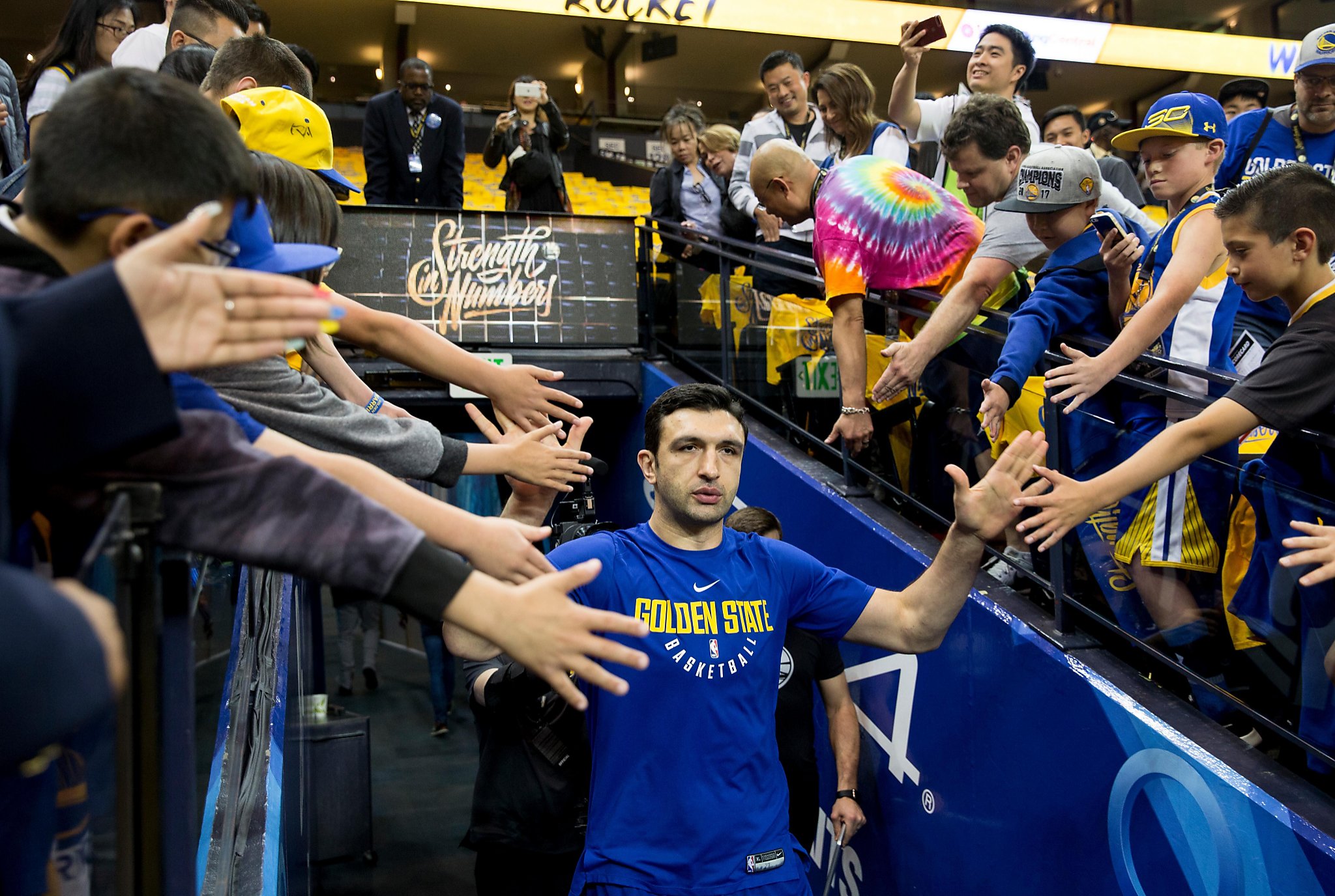 Now with Pistons, Zaza Pachulia maintains close ties to Warriors