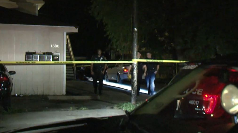 Man fatally shot in gunfight at Heights area apartment complex