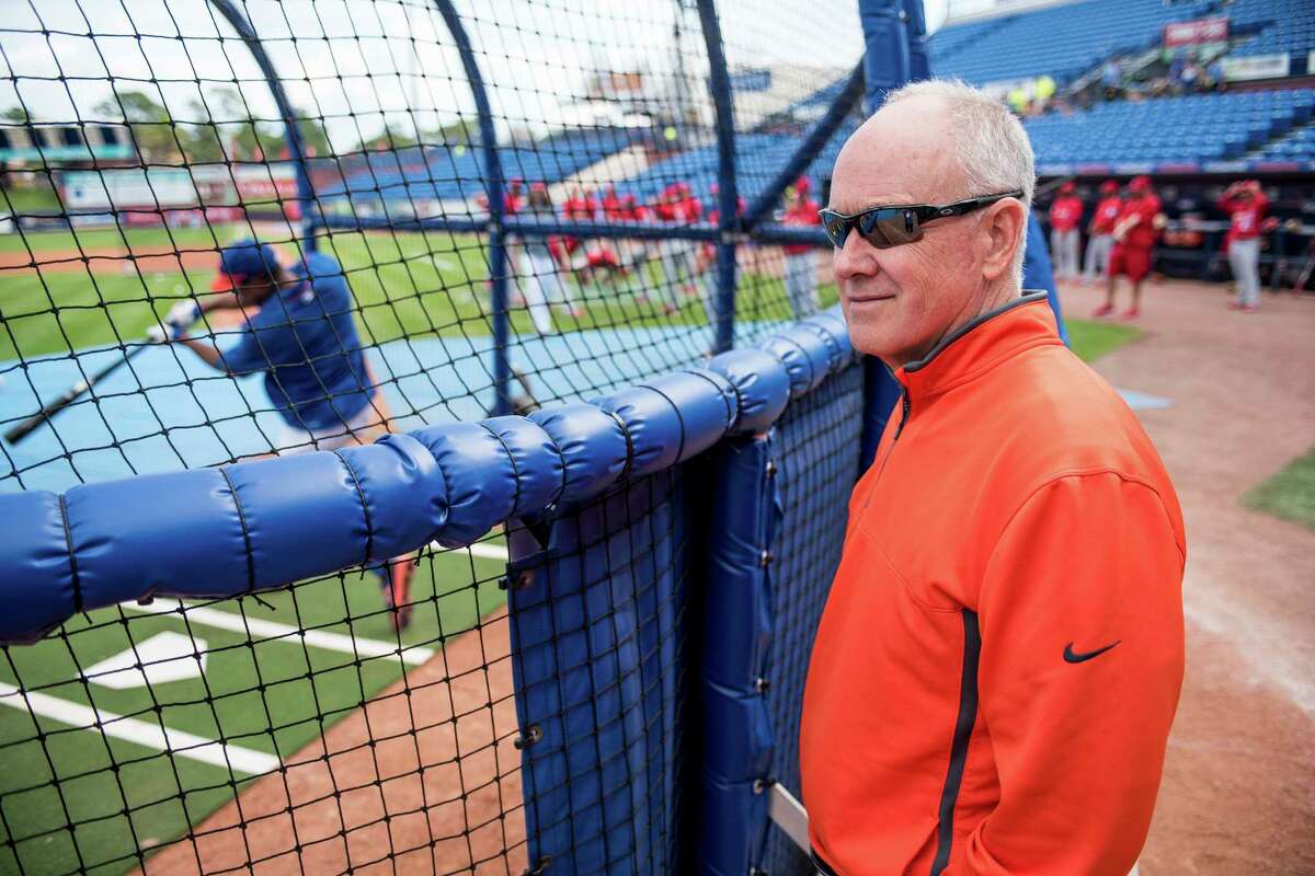FILE -- New York Mets General Manager Sandy Alderson watching the Mets during spring training batting practice inside First Data Field in Port St. Lucie, Fla., March 5, 2017. Alderson invited a fellow cancer survivor, who is also a Cubs fan, to a recent Mets-Cubs game. (Michael Ares/The New York Times) ORG XMIT: XNYT155