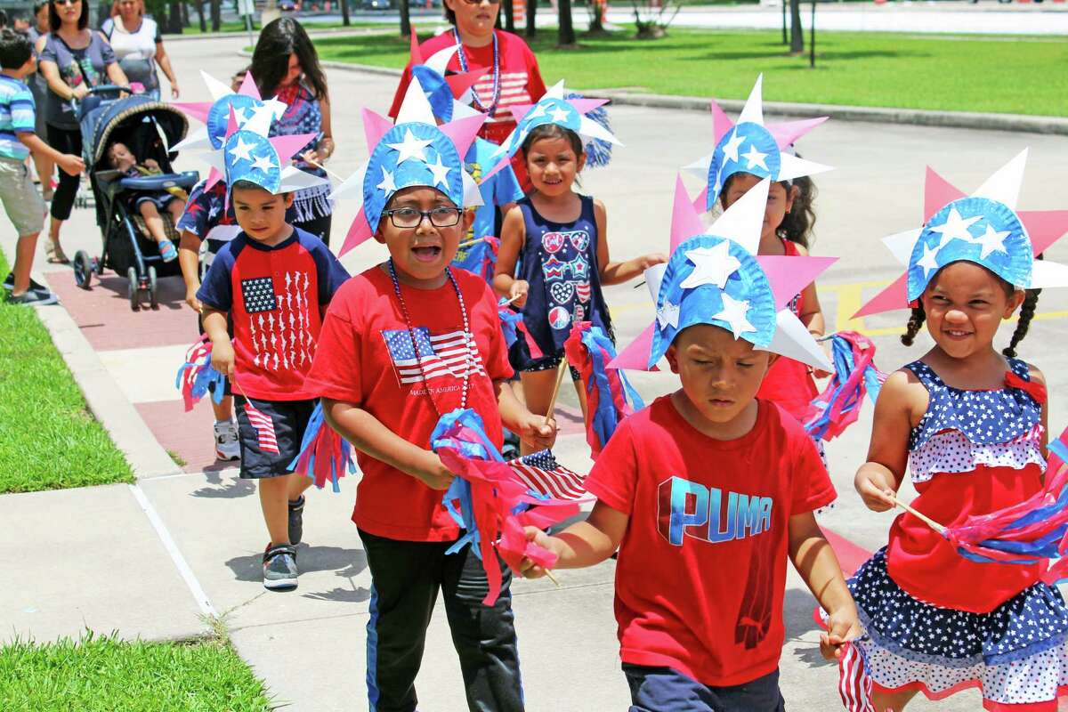 Park Lakes Elementary School students hold annual July 4th parade