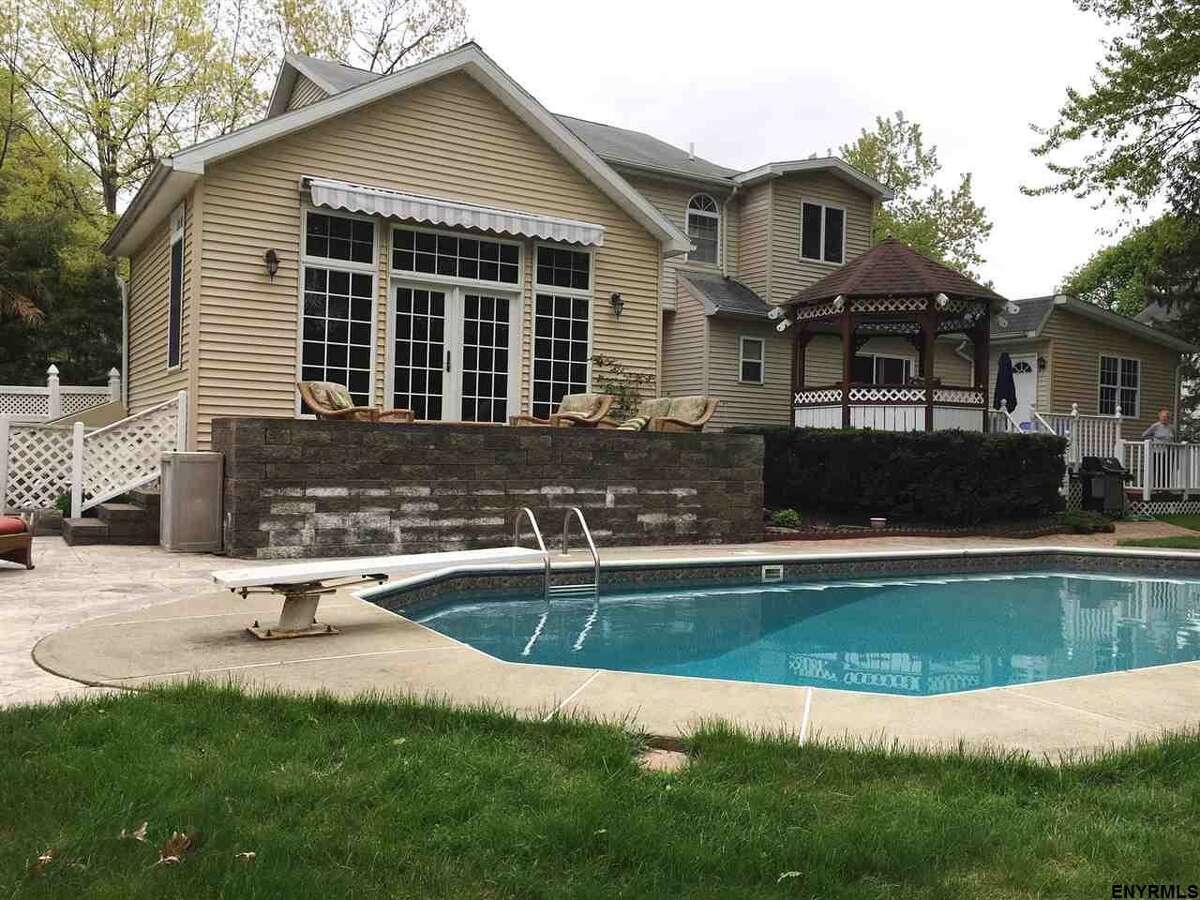 For sale Area homes with pools