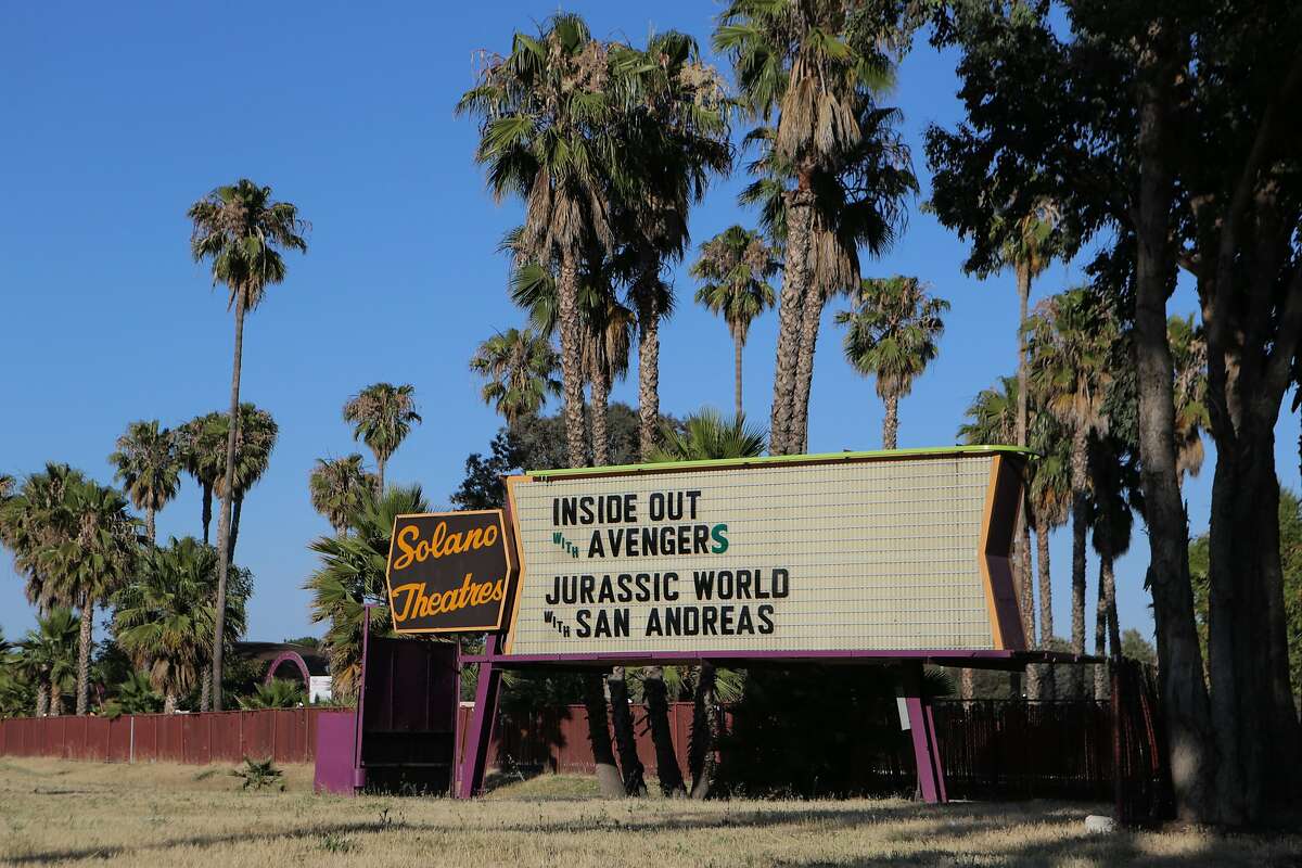 2015年6月25日星期四，加利福尼亚州康科德的西风索拉诺2汽车电影院外的一个标志为当晚的电影做广告。汽车影院在21世纪已经濒临灭绝。