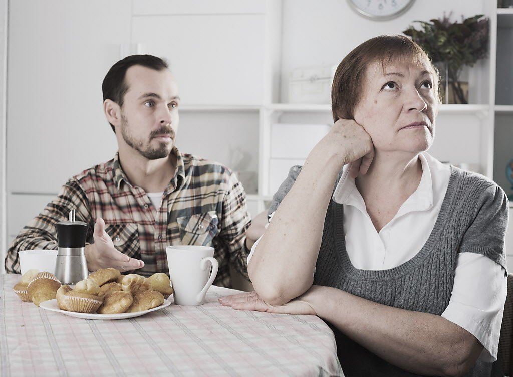 Dear Abby Mom Stays Close To Married Son Through A Tracking App