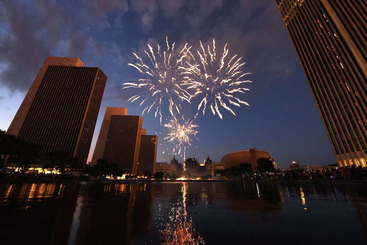 It's time for fireworks to light up the sky and music to fill the air. Click through the slideshow for 25 things to do this (extra-long) weekend.