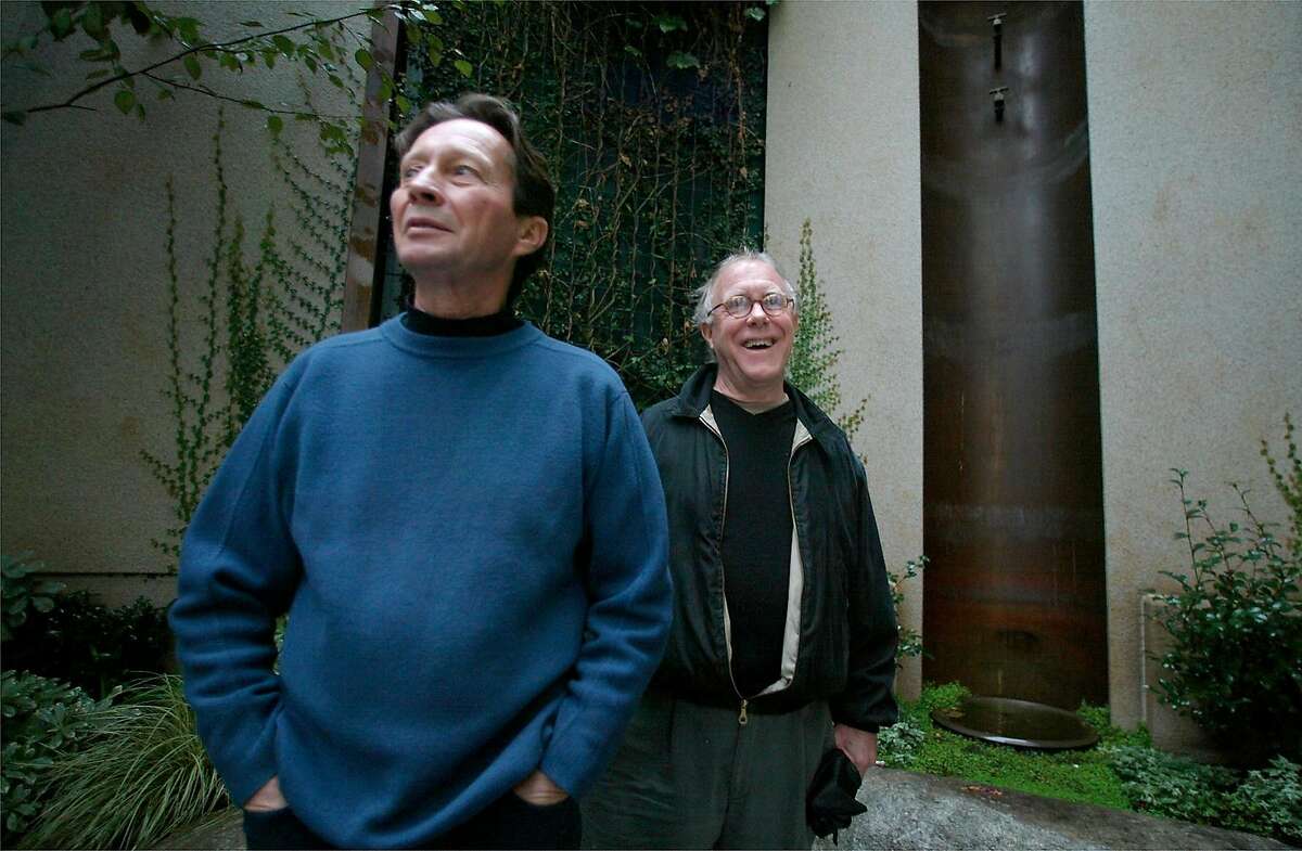 周一，诗人罗伯特·哈斯(右)和雕塑家保罗·科斯在旧金山弗里蒙特街199号参观了他们独特的公共广场。广场以巨石和禅意喷泉为特色。他们站在喷泉前。BRANT WARD /纪事报