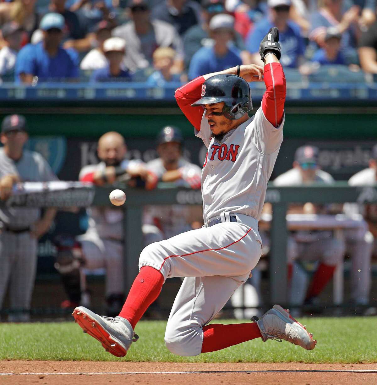 Mookie Betts steals show to cap Red Sox sweep