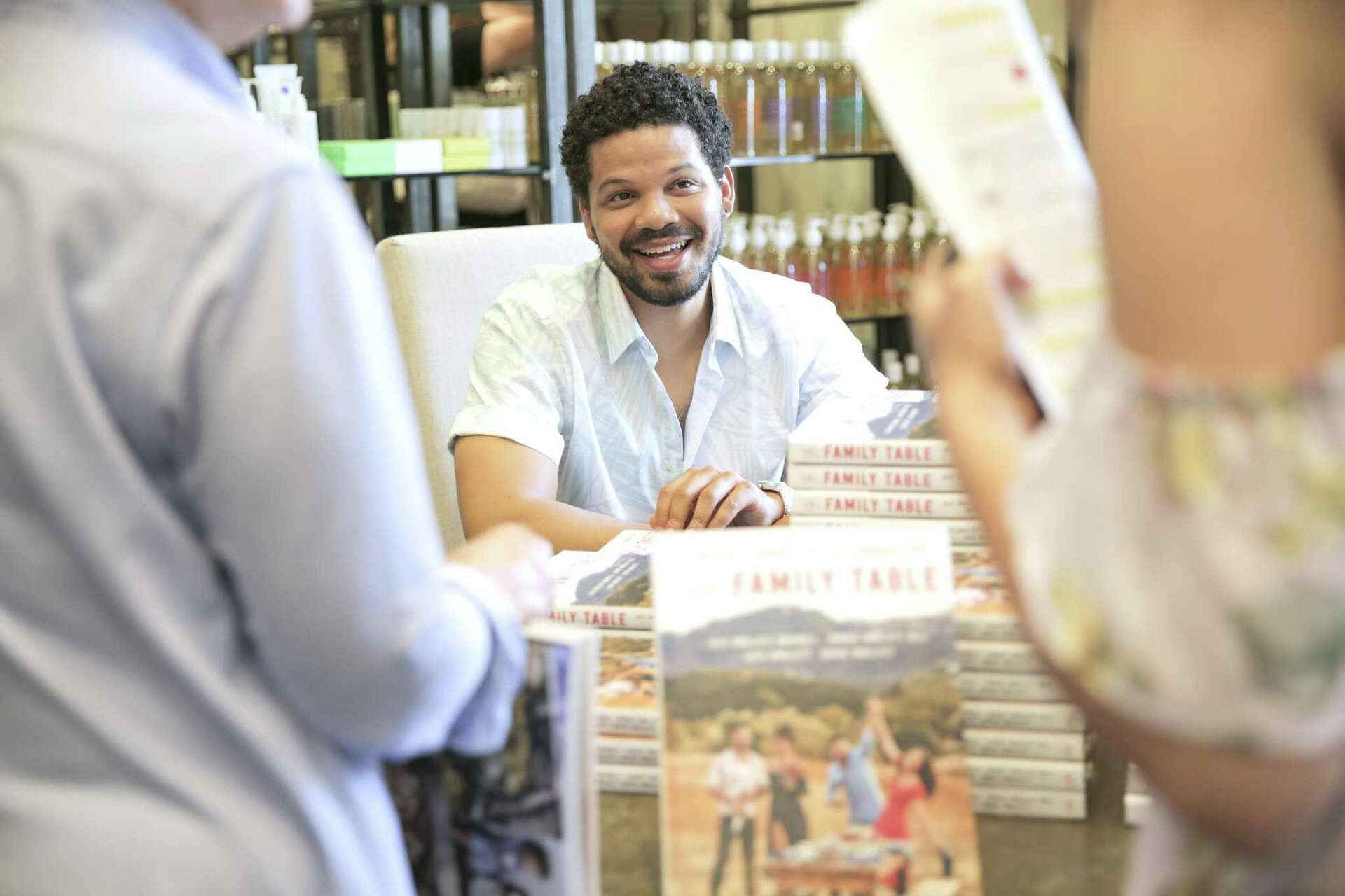 Eating from the Smollett family table, image size:1920x1280