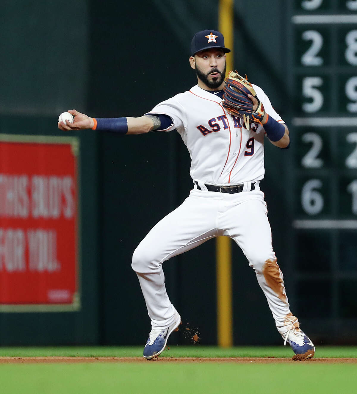 Astros� Marwin Gonzalez exits game with injured left wrist Astros� Marwin Gonzalez exits game with injured left wrist