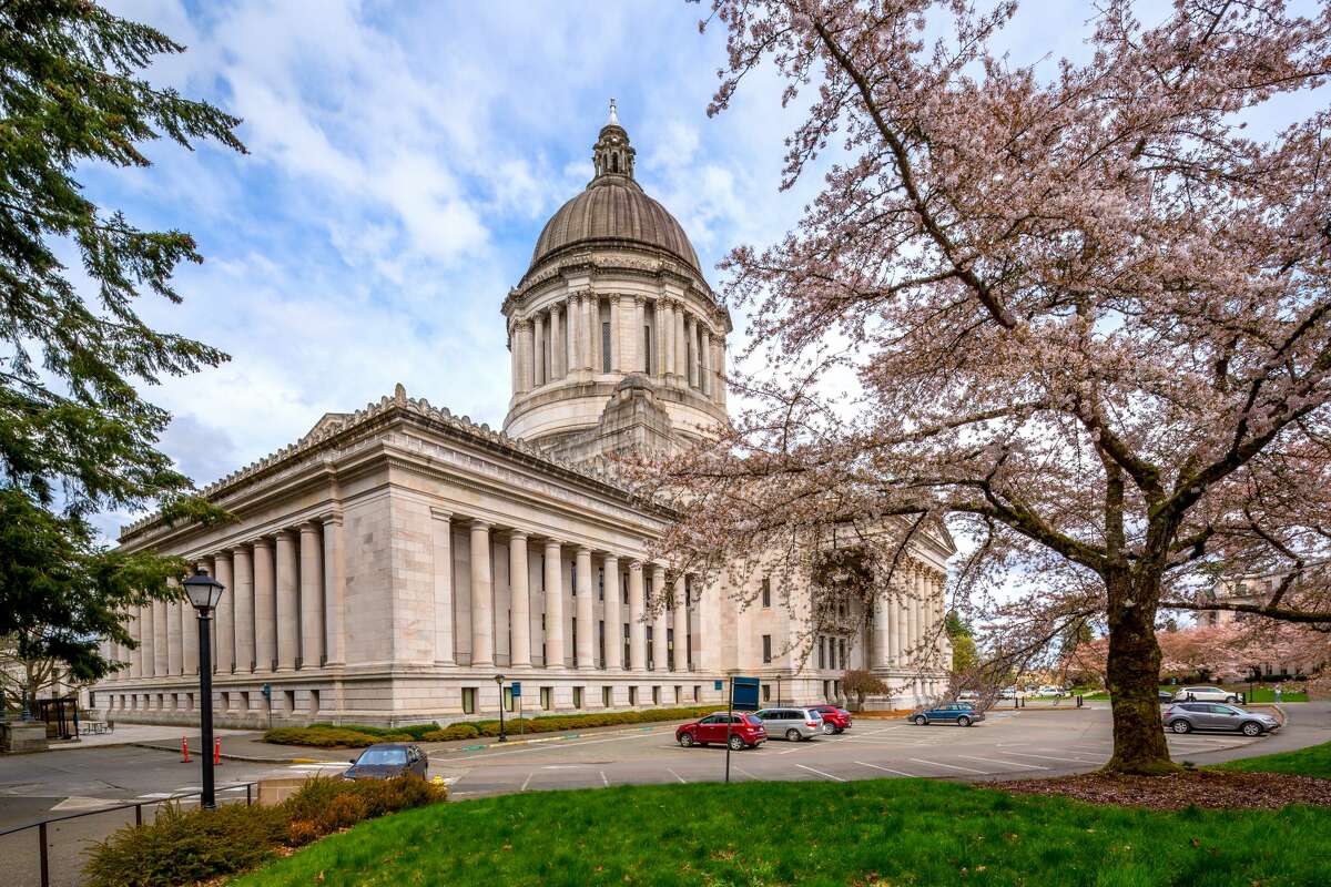Washington state capitol building in Spring