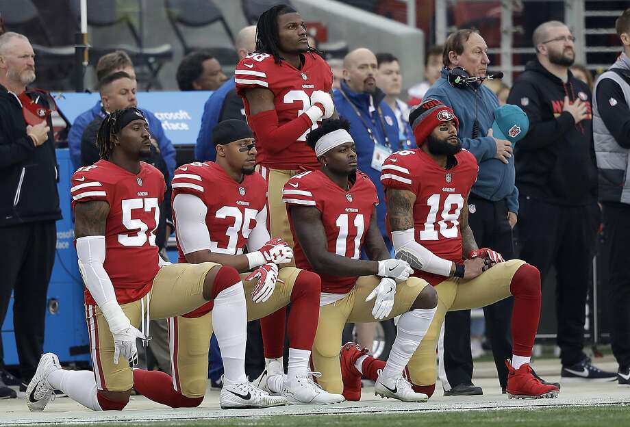 29 de novembro de 2017 - Em um esforço para acabar com a controvérsia, a NFL concorda em investir US $ 90 milhões nos próximos sete anos para causas de justiça social que ajudem as comunidades afro-americanas. Não funciona como planejado, pois os jogadores ainda veem motivos para se ajoelharem. Neste 24 de dezembro de 2017, foto de arquivo, San Francisco 49ers fora linebacker Eli Harold, de baixo à esquerda, se ajoelha com segurança Eric Reid, wide receiver Marquise Goodwin e wide receiver Louis Murphy durante o hino nacional antes de um jogo de futebol americano da NFL contra o Jacksonville Jaguares em Santa Clara, Califórnia Foto: Marcio Jose Sanchez, Associated Press