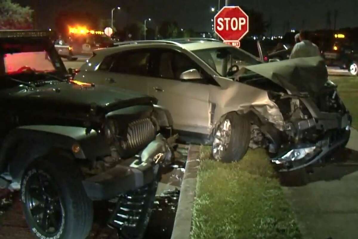 3car crash in central southwest Houston injures 2