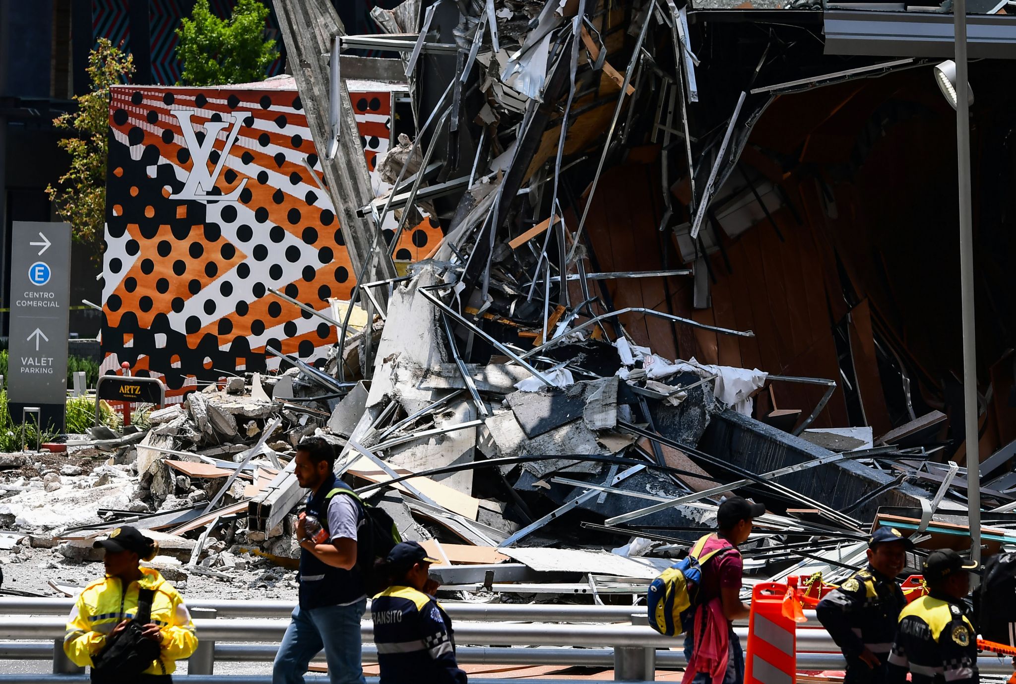 Mexico City: newly opened Artz Pedregal shopping mall collapses