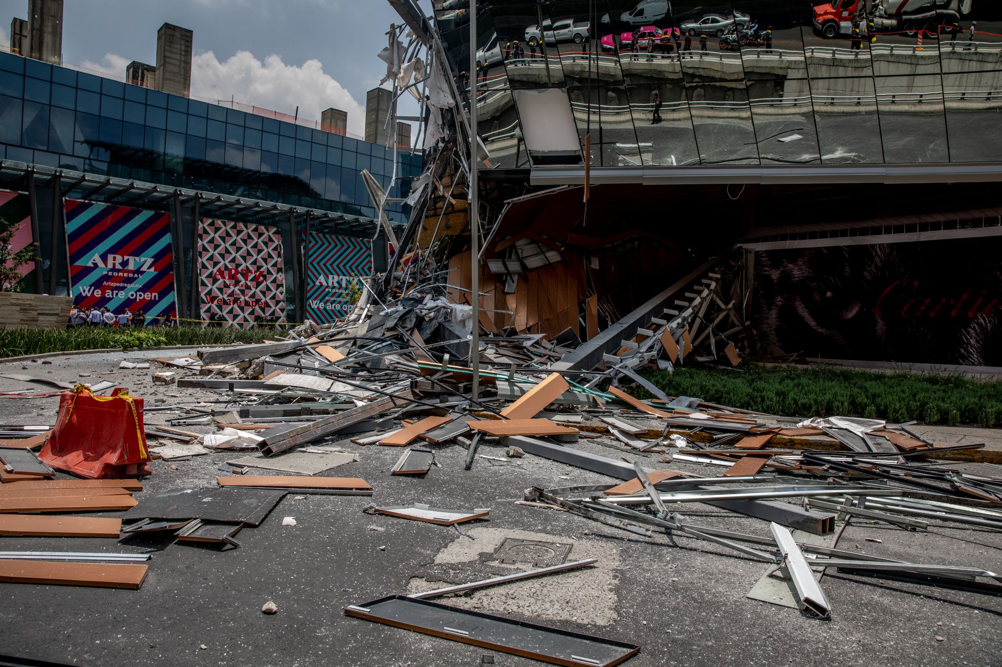 Part of a new mall being constructed collapsed in Mexico : r
