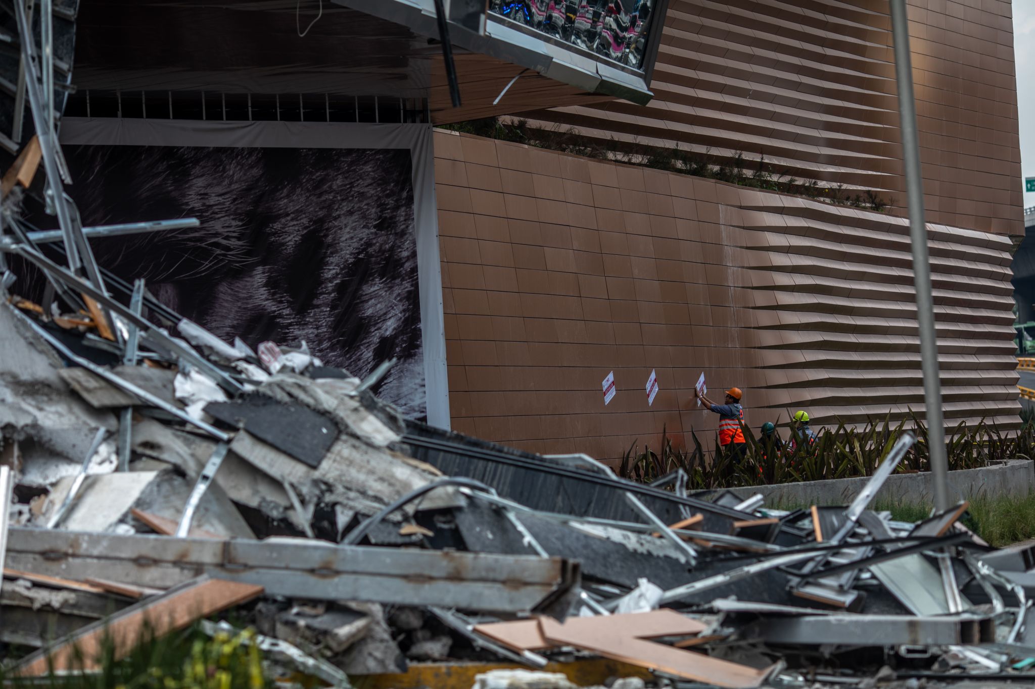 Shocking video shows Mexico City shopping mall collapse