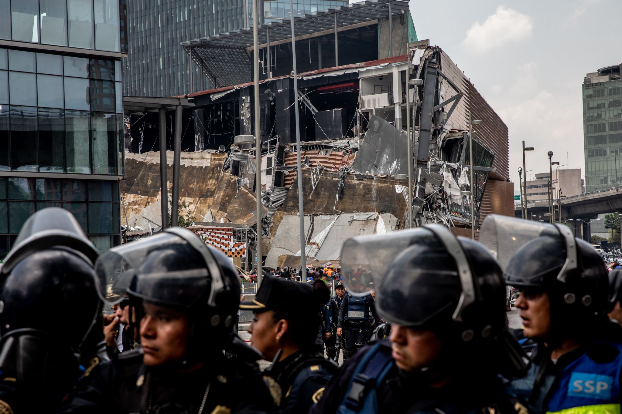 A section of this new luxury mall just collapsed in Mexico City / X