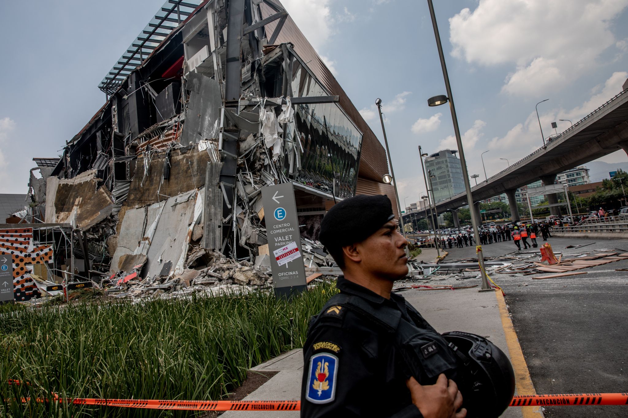 Shocking video shows Mexico City shopping mall collapse