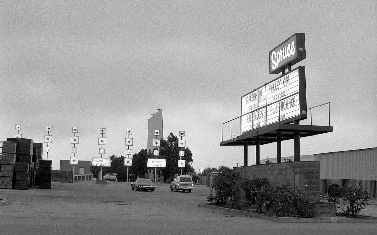 1983年5月27日:旧金山南部的云杉汽车电影院是旧金山居民首选的汽车电影院之一。