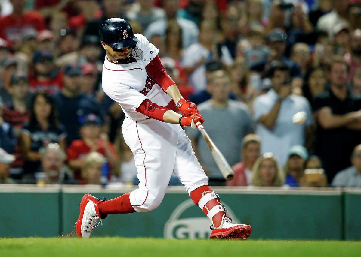 Mookie Betts gets standing ovation in return to Boston during