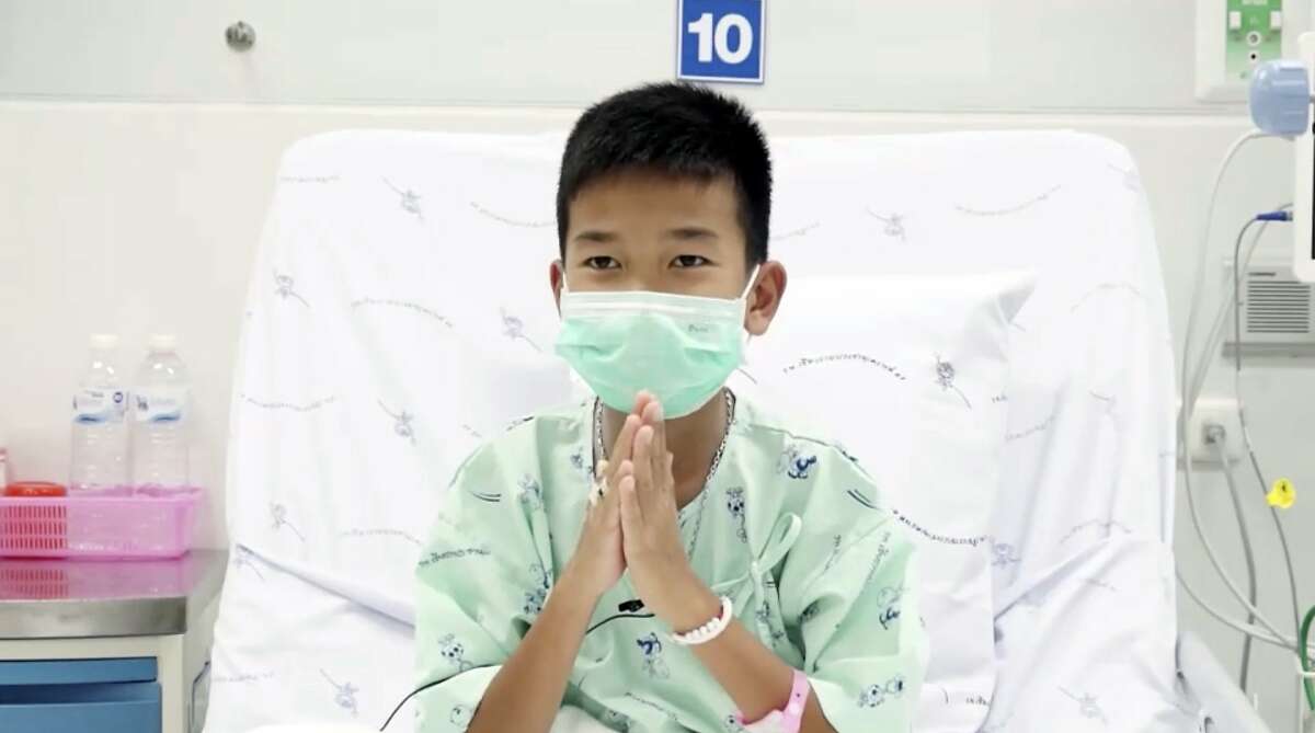 这张照片拍摄于2018年7月13日，由清莱普拉昌努卢医院发布。在泰国北部清莱省的清莱普拉昌努卢医院，从被水淹没的洞穴中获救的12名男孩之一Chanin Vibulrungruang在他们的病房里。该视频于2018年7月14日星期六在医院举行的新闻发布会上播放。(清莱Prachanukroh医院，美联社)