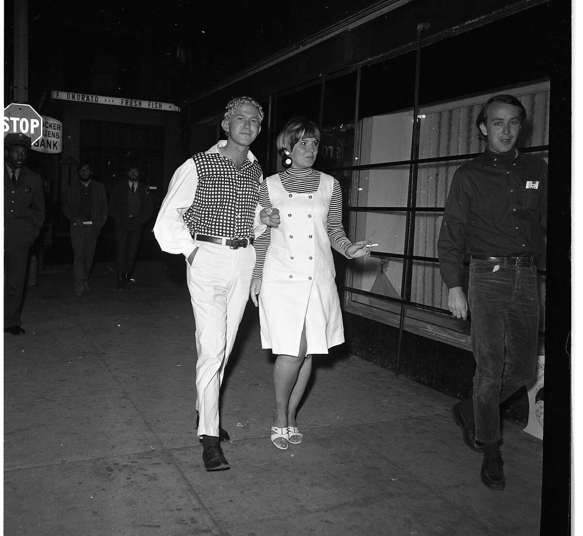 1966年5月29日，流行巨星安迪·沃霍尔和他的展览《不可避免的塑料爆炸》来到旧金山菲尔莫尔，酷艺术家和社会人士纷纷前来观看