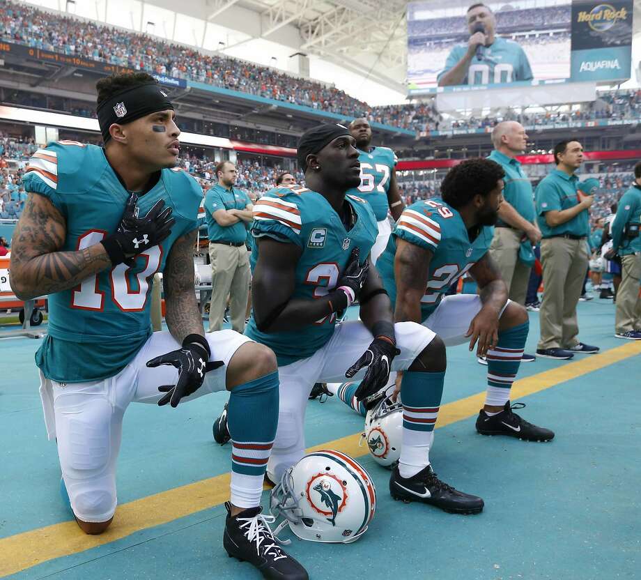 09 de agosto de 2018 - Kenny Stills dos golfinhos (10) e Albert Wilson protestam durante o hino nacional, tirando calor de um Trump em férias e elogiando Kaepernick, repetindo um ciclo agora reconhecível. Neste domingo, 23 de outubro, 2016, foto de arquivo, Stills, segurança gratuita Michael Thomas (31) e costas defensivas Chris Culliver (29) se ajoelham durante o Hino Nacional antes de um jogo contra Buffalo Bills, na Flórida Foto: Wilfredo Lee, Associated Press