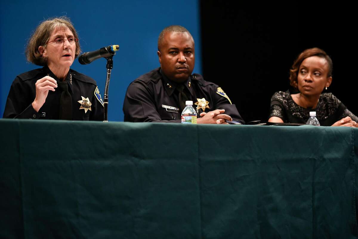 奥克兰警察局长安妮·柯克帕特里克(左)说,奥克兰副总Leronne阿姆斯特朗和詹妮弗·爱伯哈德博士听,市政厅会议期间举行兰妮大学在奥克兰,加利福尼亚州,2018年7月19日,星期一。
