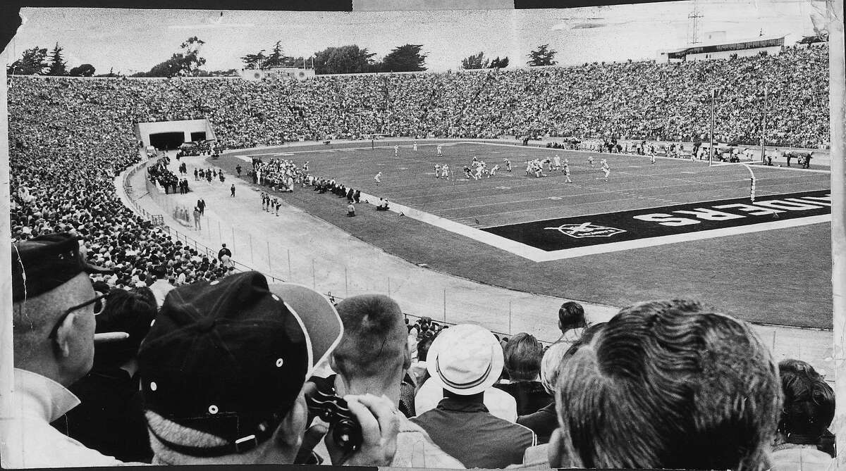 大群人群挤进金门公园建筑时，老凯扎尔体育场古老的关节吱吱作响。拍摄时间:1968年9月。