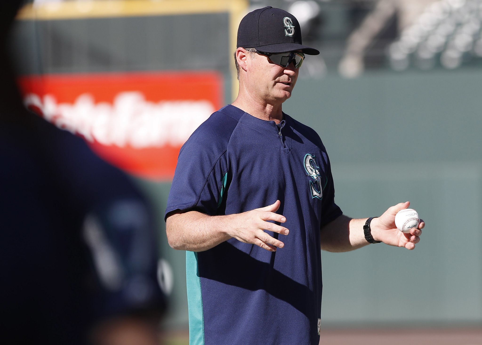 Seattle Mariners manager Scott Servais gets new haircut -- thanks to Edwin  Diaz